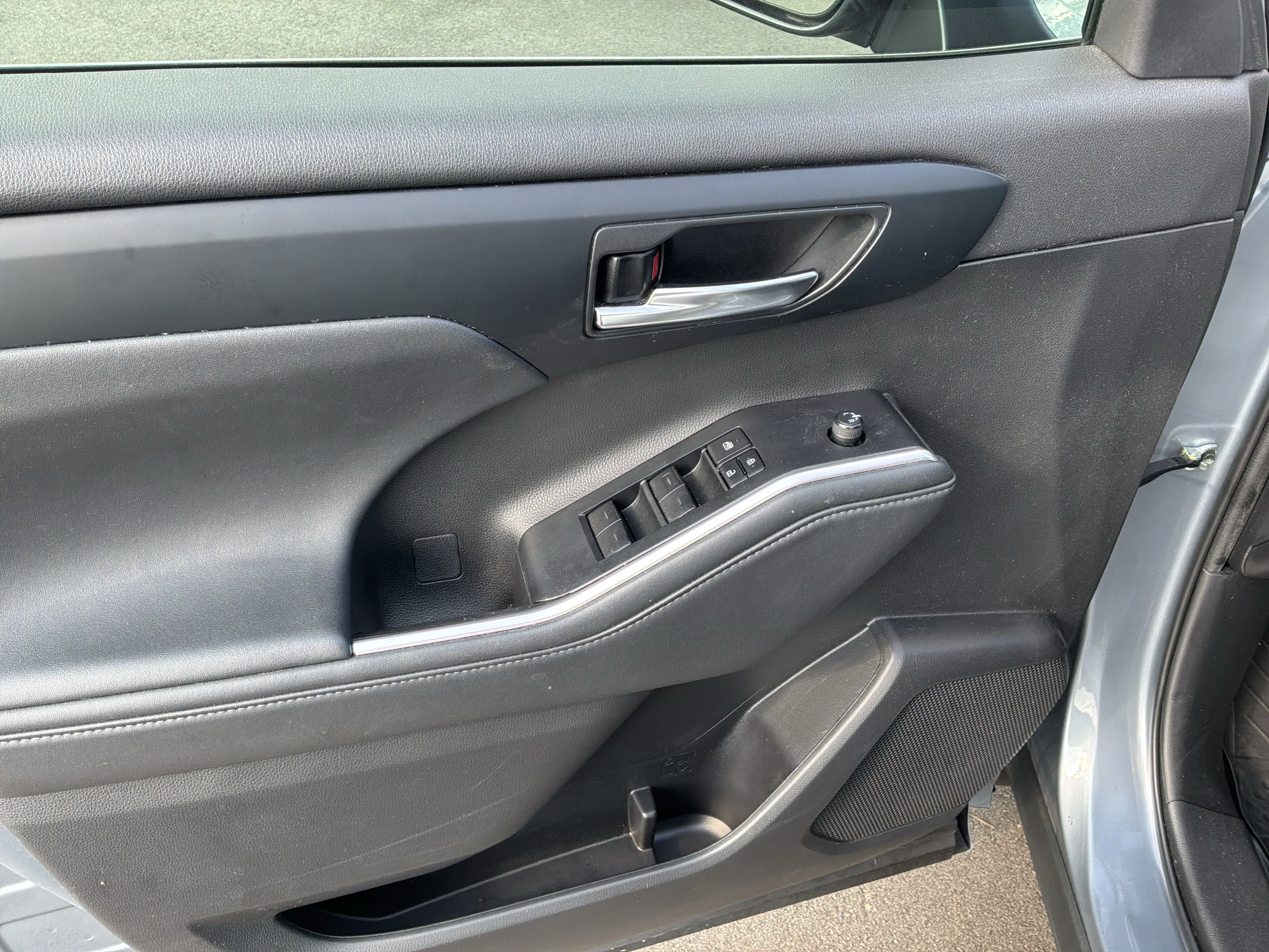 Used 2022 Toyota Highlander XLE FWD image 15