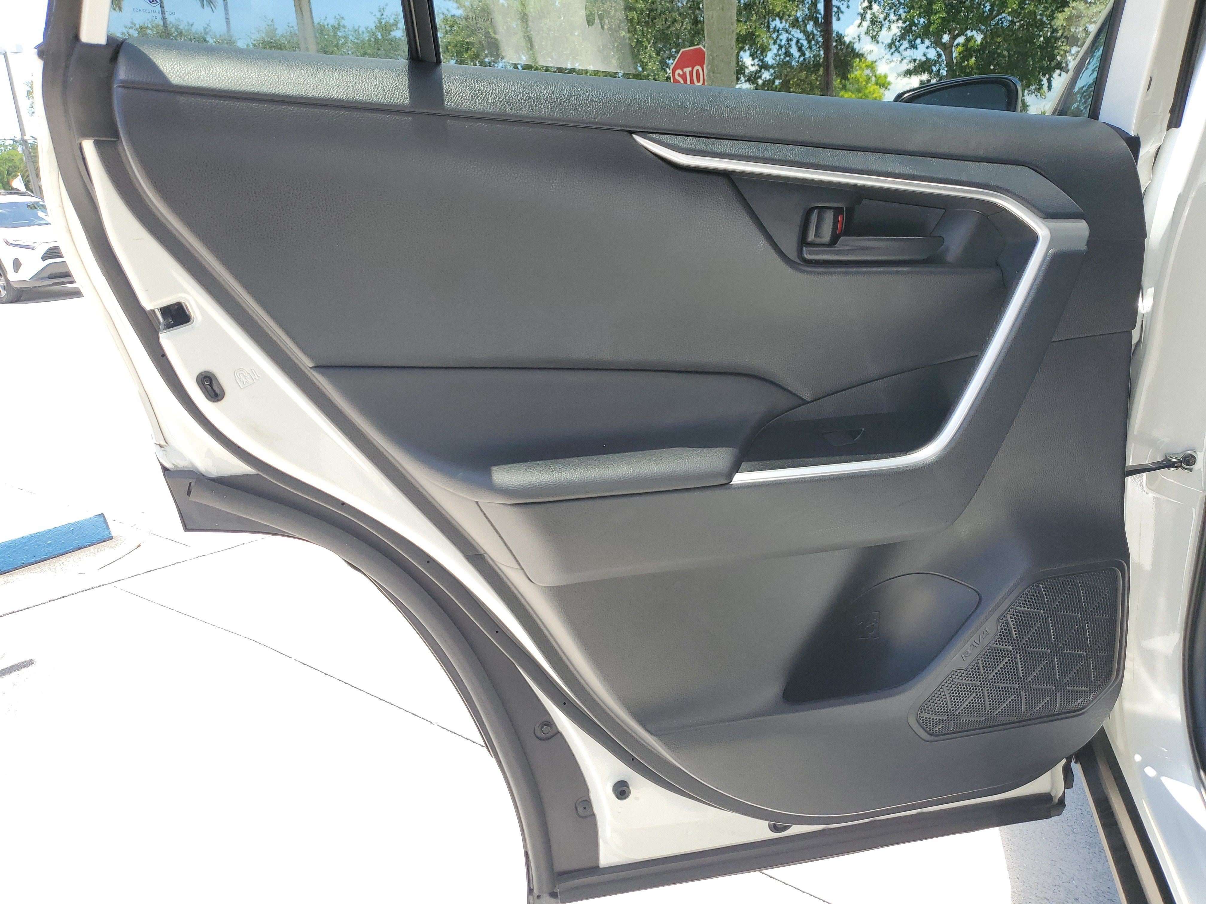 Used 2021 Toyota RAV4 LE FWD image 15