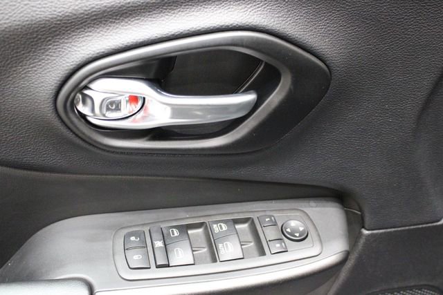 Used 2022 Jeep Cherokee Trailhawk image 17