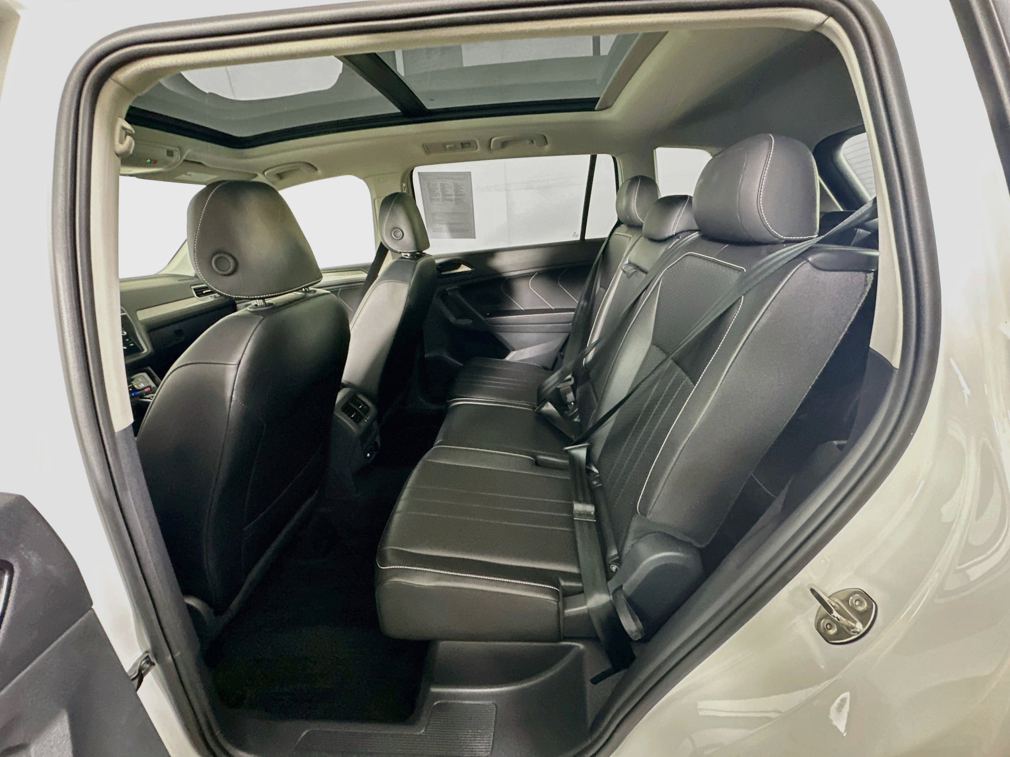 Used 2024 Volkswagen Tiguan SE w/ Panoramic Sunroof Package FWD image 27