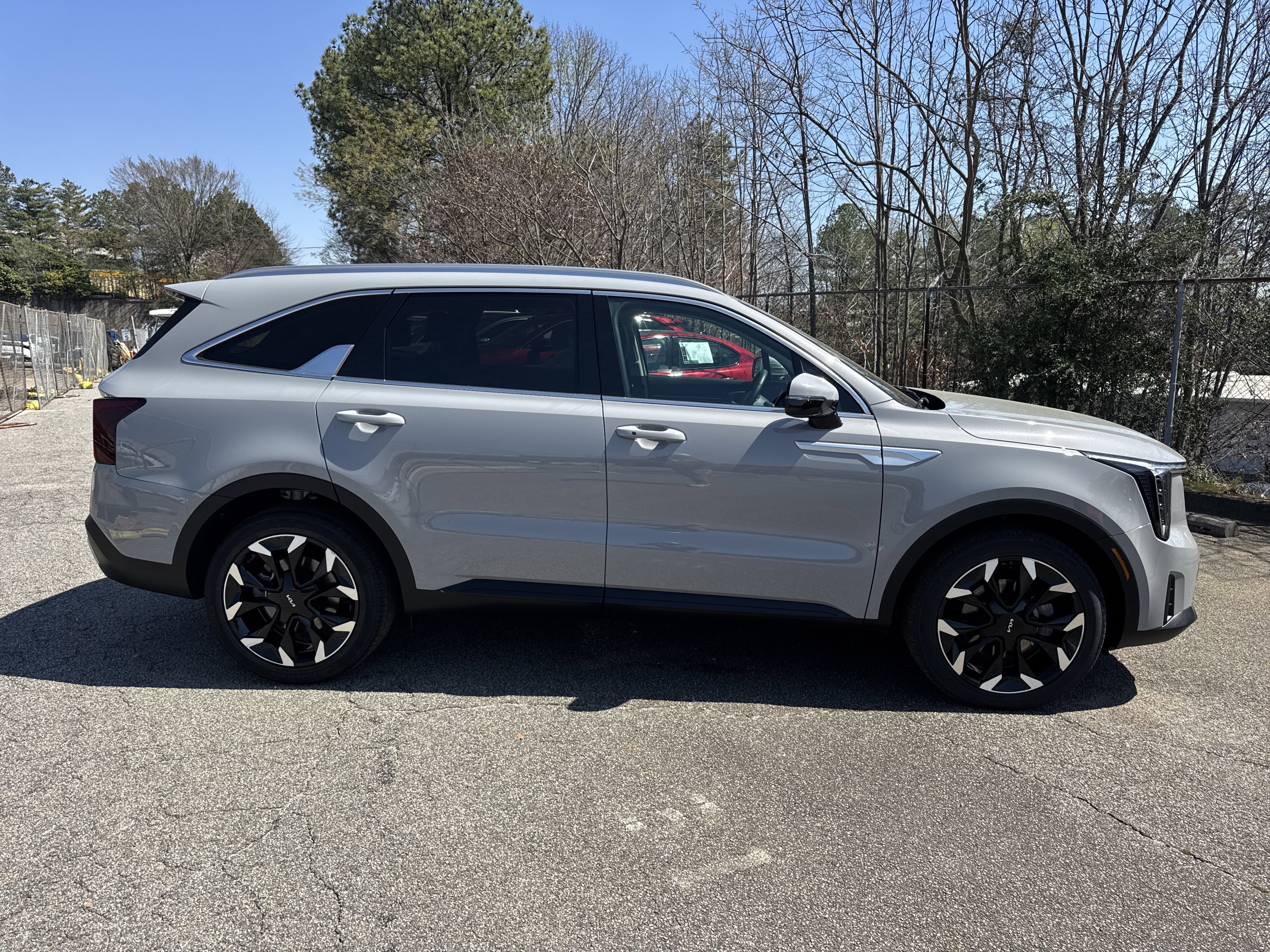 Used 2025 Kia Sorento EX w/ Panoramic Sunroof Package image 8
