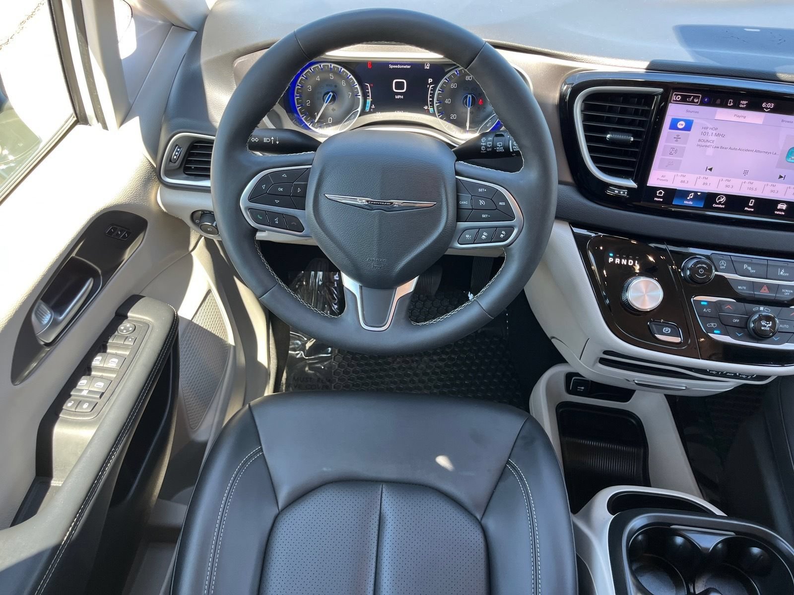 Used 2024 Chrysler Pacifica Touring-L FWD image 13