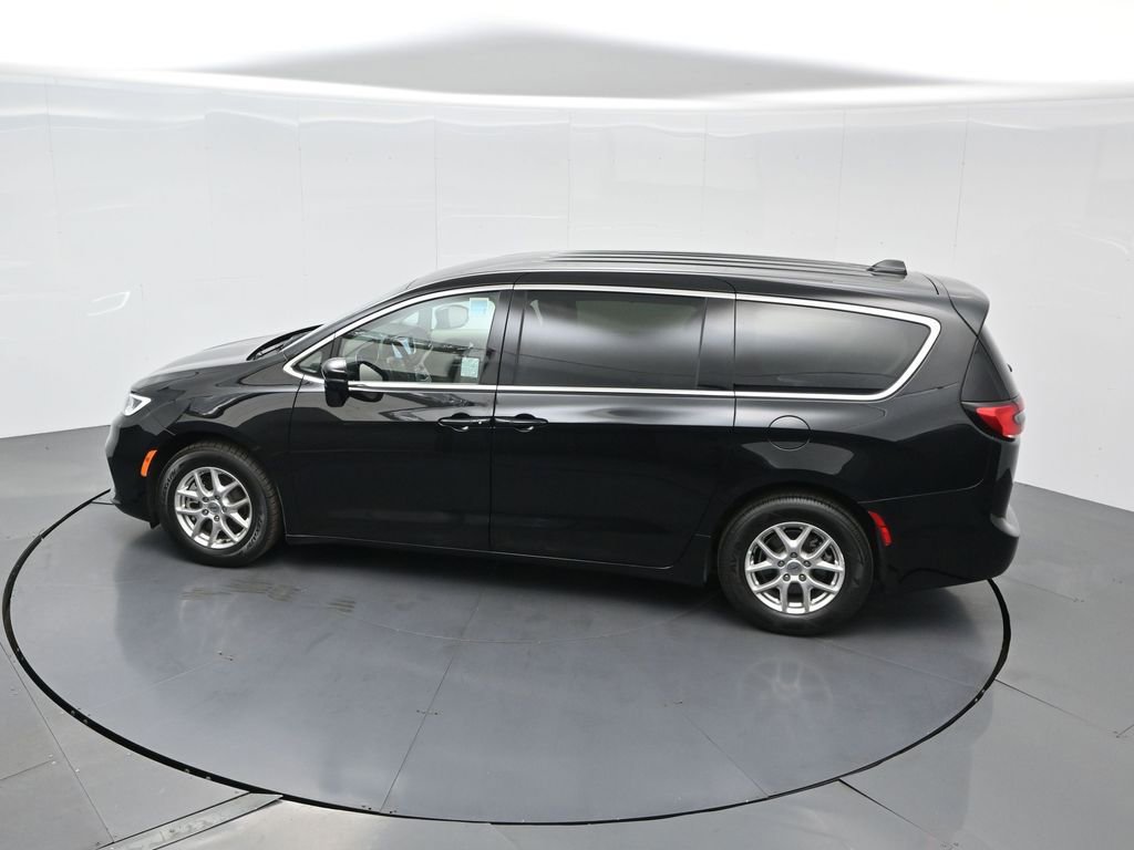Used 2024 Chrysler Pacifica Touring-L image 59