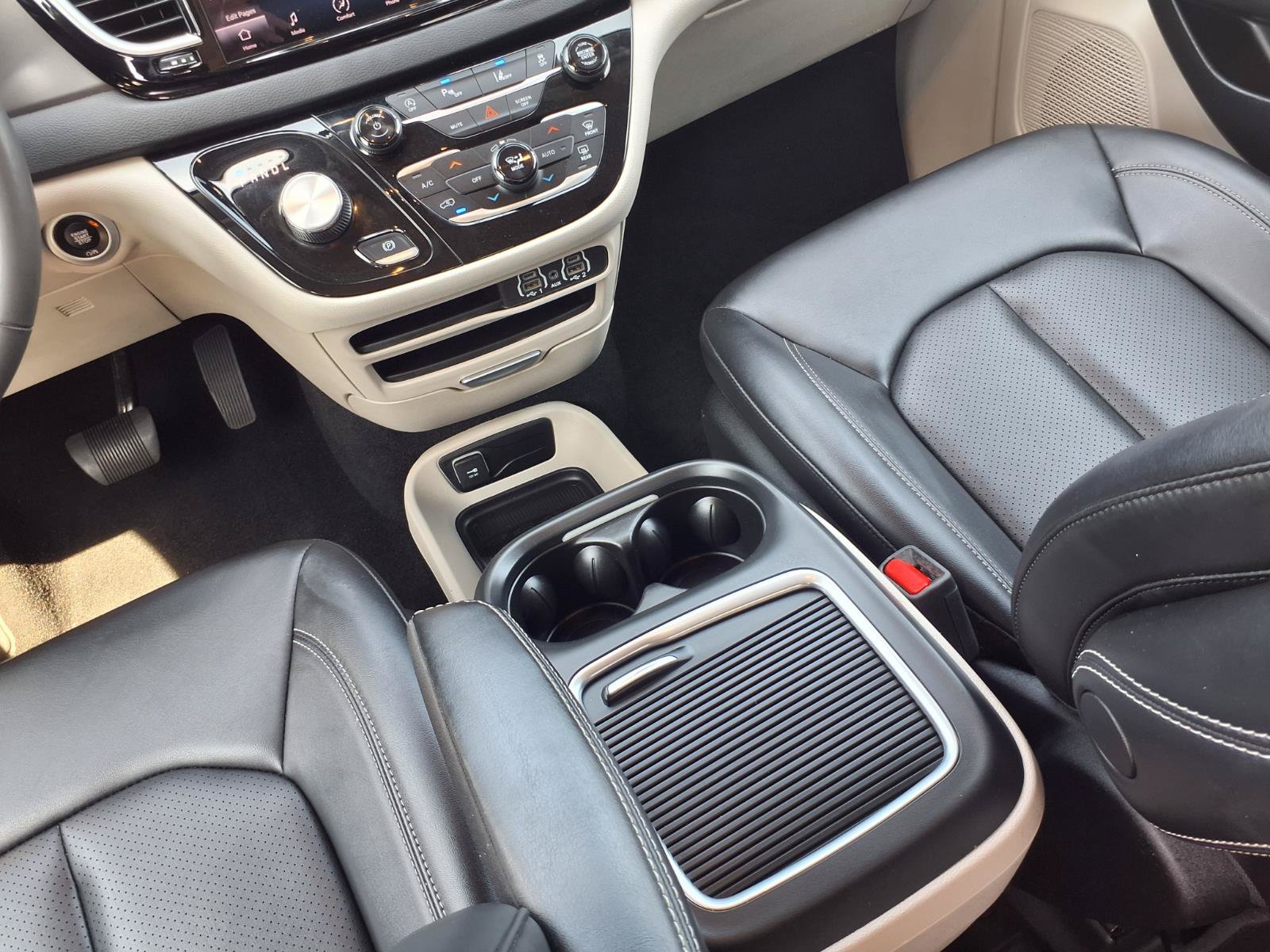 Used 2024 Chrysler Pacifica Touring-L FWD image 11