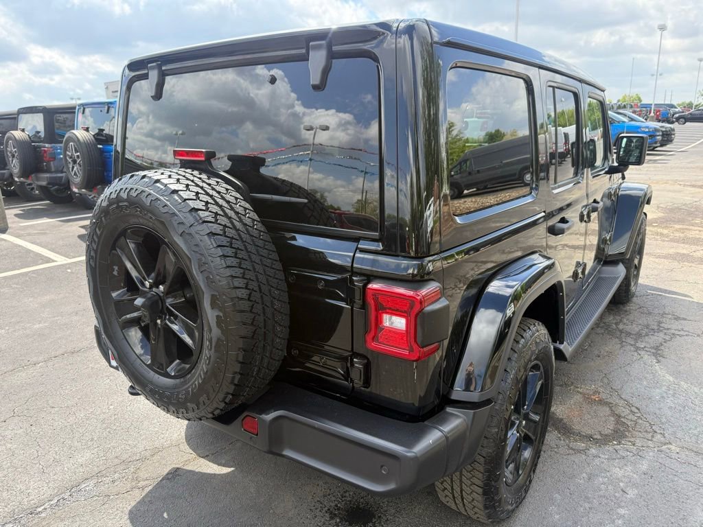 Used 2022 Jeep Wrangler Unlimited Sahara AWD/4WD image 3