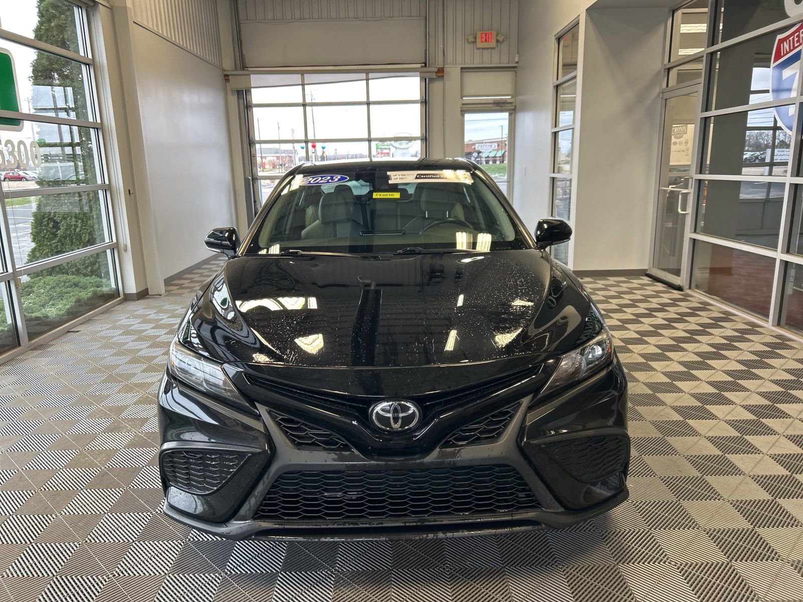 Used 2023 Toyota Camry SE image 2