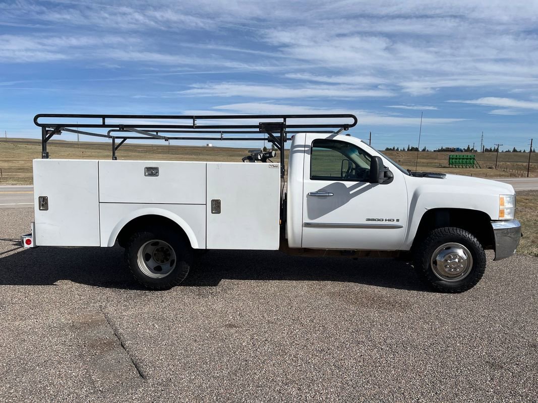 Used 2009 Chevrolet Silverado 3500 LT w/ Exterior Plus Package AWD/4WD image 6