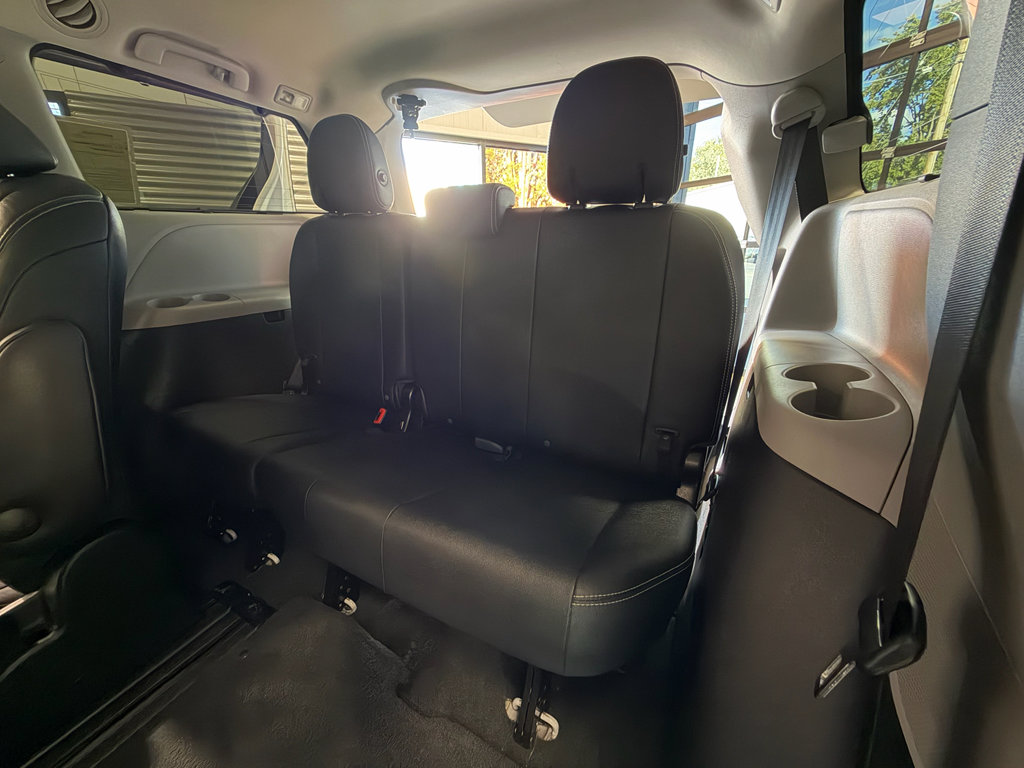 Used 2017 Toyota Sienna SE FWD image 7