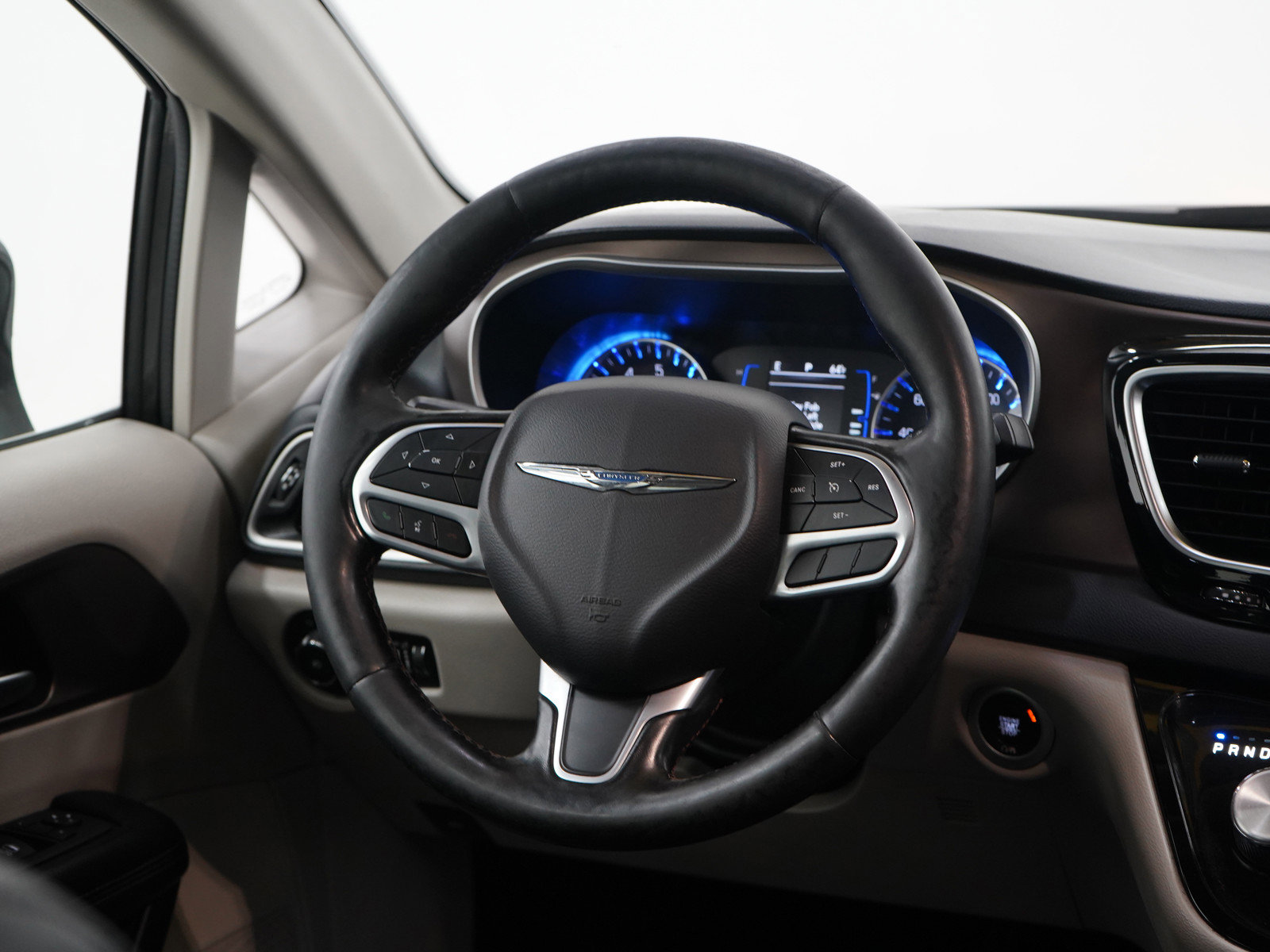 Used 2019 Chrysler Pacifica Touring-L image 14