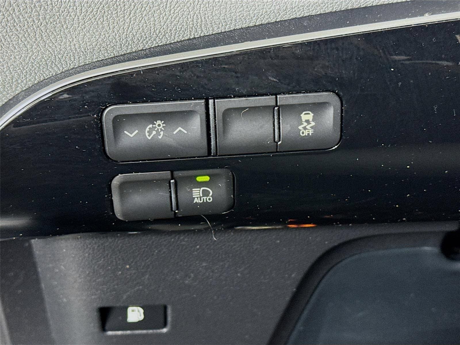Used 2017 Toyota Prius Three Touring FWD image 11