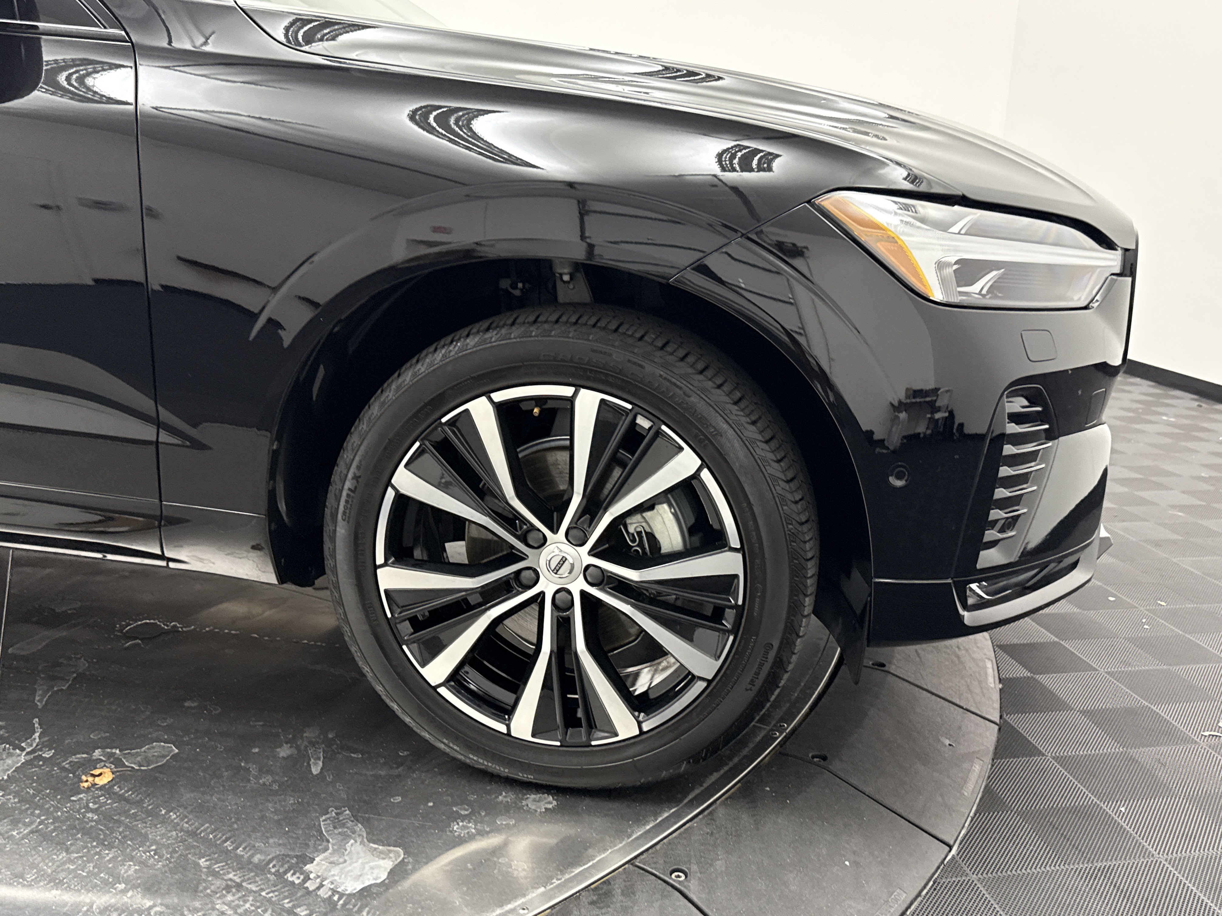 Certified 2023 Volvo XC60 B5 Plus w/ Climate Package FWD image 9