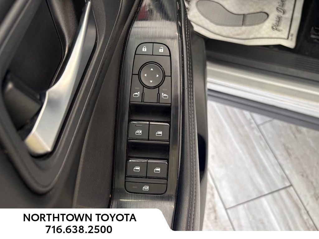 Used 2025 Nissan Rogue SV FWD image 28