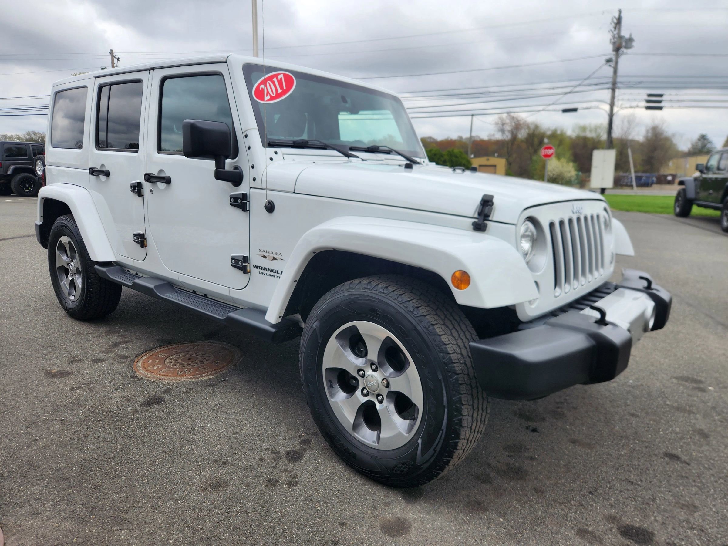 Used 2017 Jeep Wrangler Unlimited Sahara w/ Dual Top Group AWD/4WD image 18