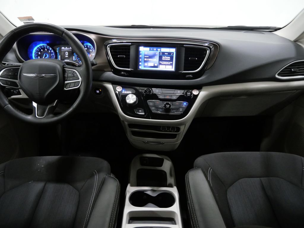 Used 2022 Chrysler Voyager LX image 10