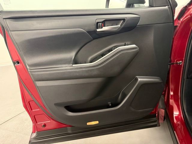 Used 2021 Toyota Highlander XLE image 31