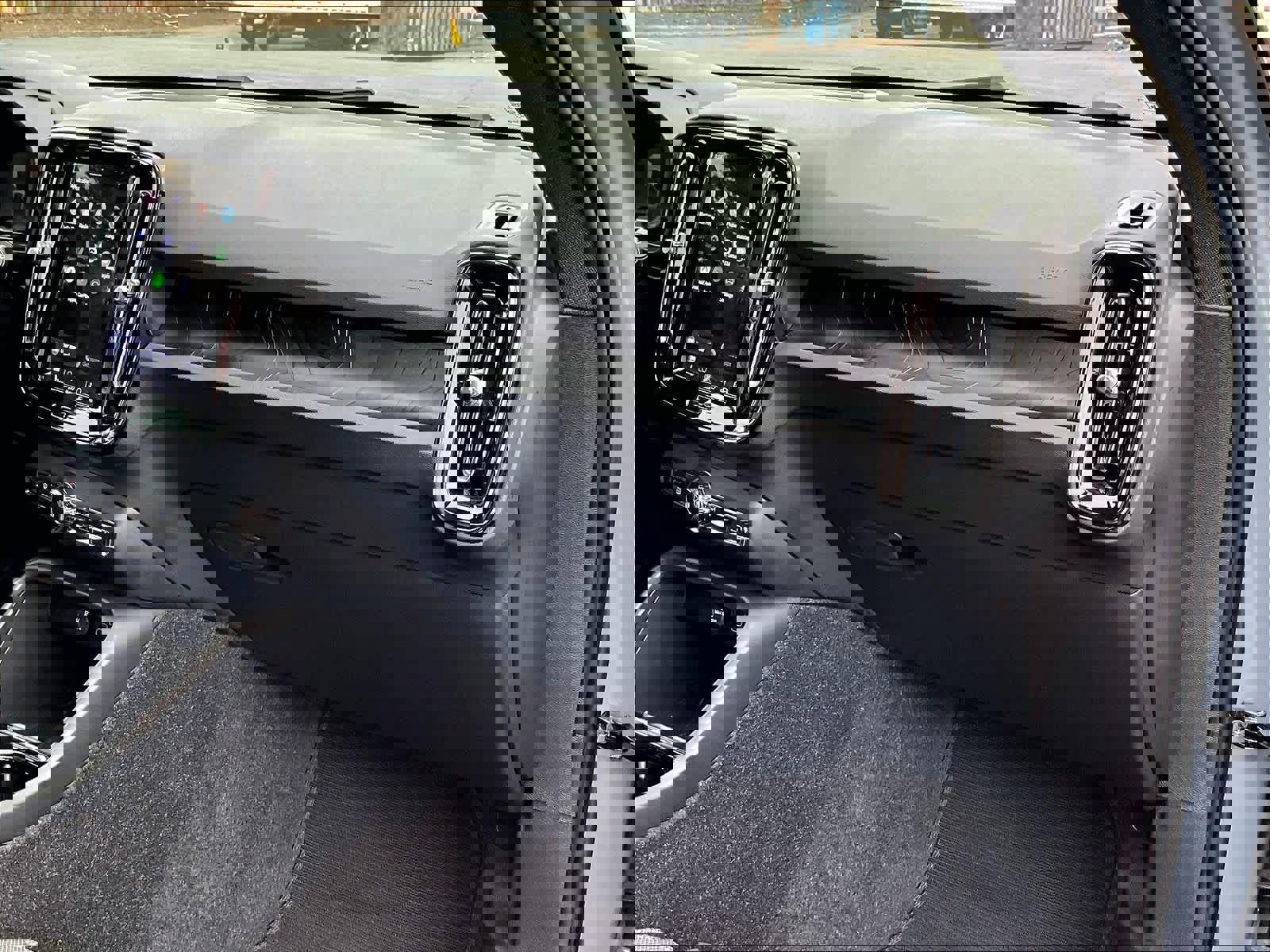 Used 2023 Volvo XC40 Recharge Plus image 19