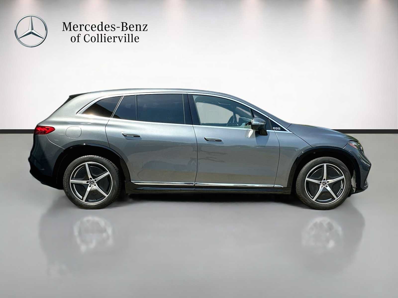 Used 2023 Mercedes-Benz EQS 580 4MATIC SUV w/ Acoustic Comfort Package image 4