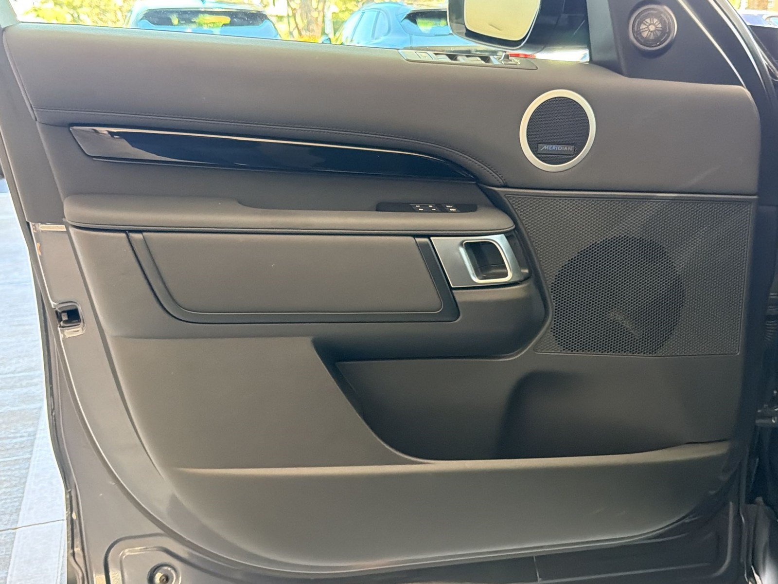 Certified 2025 Land Rover Discovery S AWD/4WD image 22