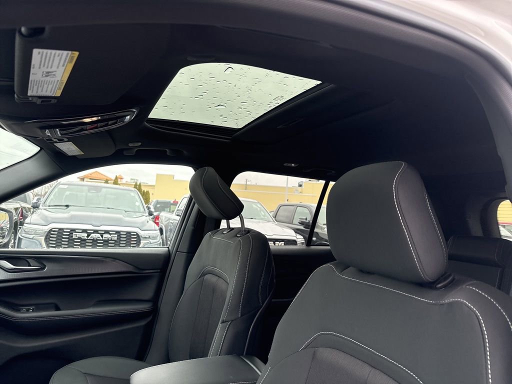 New 2026 Jeep Grand Cherokee Laredo image 17