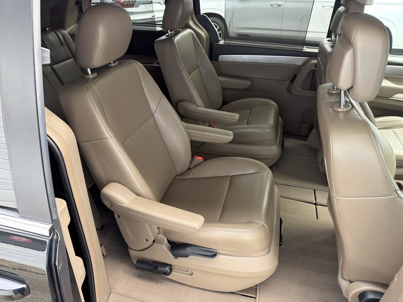 Used 2011 Volkswagen Routan SE FWD image 13