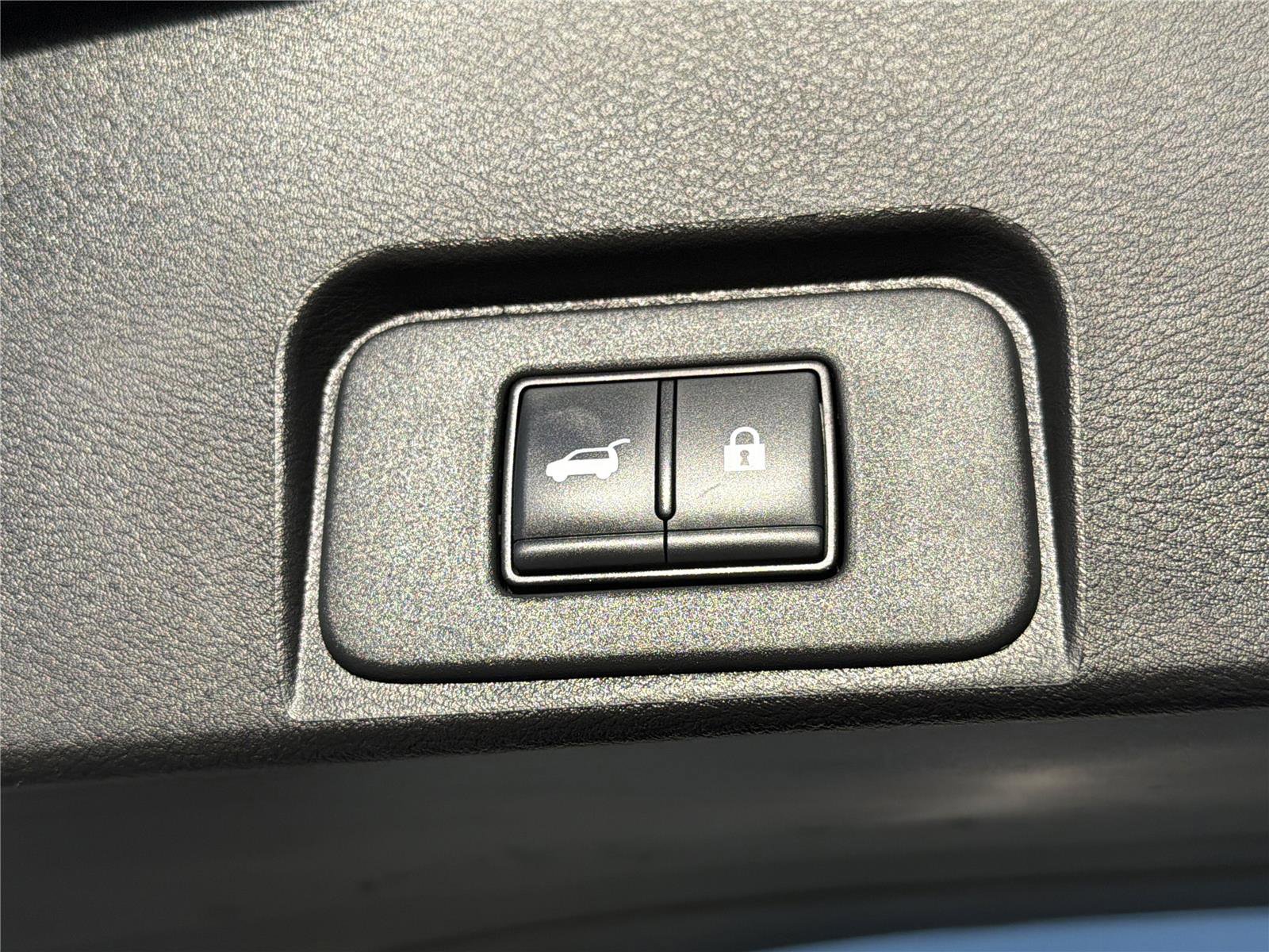 Used 2025 Nissan Rogue SV image 17