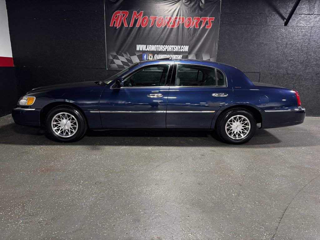 Used 2002 Lincoln Town Car Signature RWD image 2