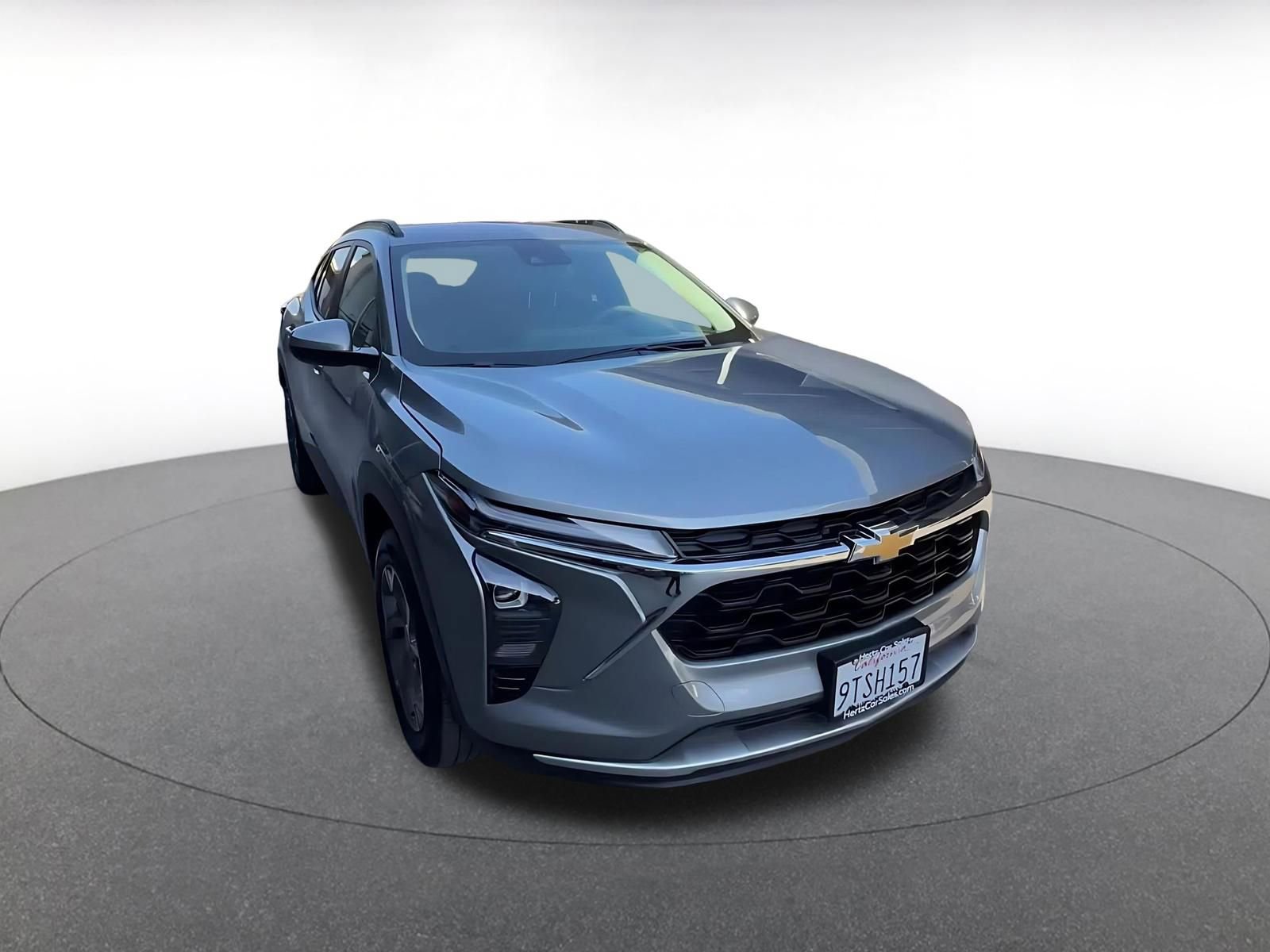 Used 2025 Chevrolet Trax LT FWD image 3