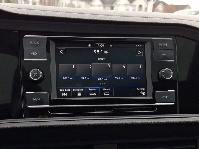 Used 2023 Volkswagen Jetta SE w/ Panoramic Sunroof Package FWD image 22