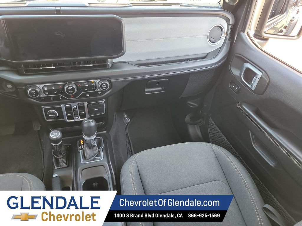 Used 2025 Jeep Wrangler Unlimited Sahara AWD/4WD image 24