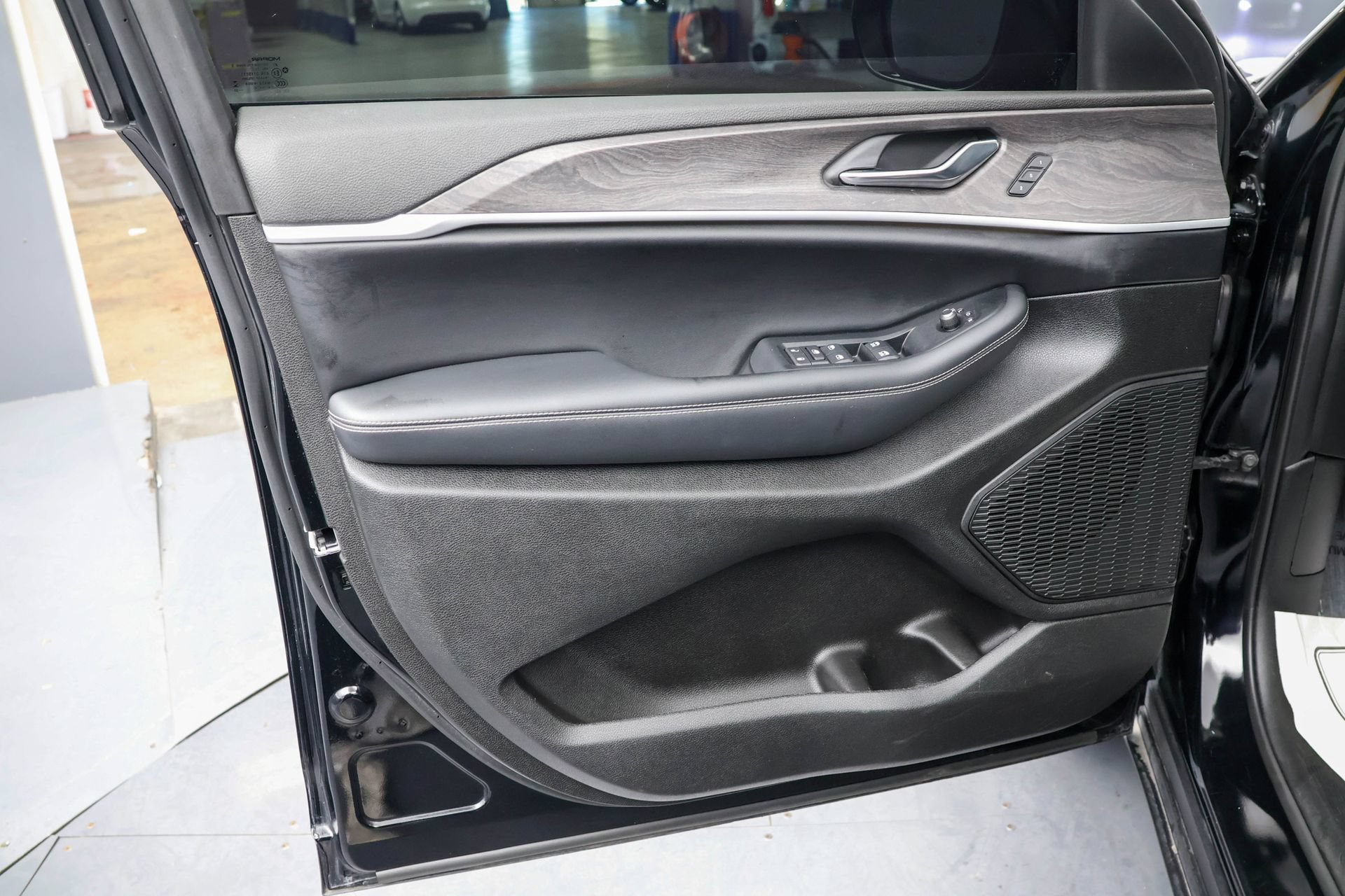 Used 2023 Jeep Grand Cherokee Limited AWD/4WD image 22