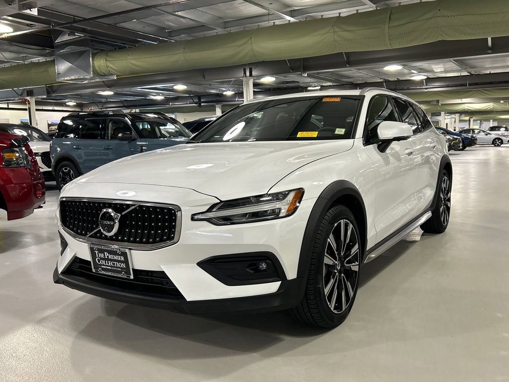 Used 2025 Volvo V60 B5 Cross Country Ultra AWD/4WD image 5