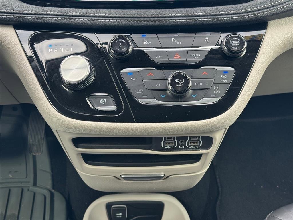 Used 2023 Chrysler Pacifica Touring-L image 19