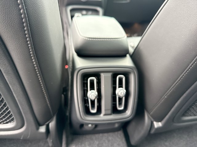 Certified 2025 Volvo XC40 B5 Ultra AWD/4WD image 27