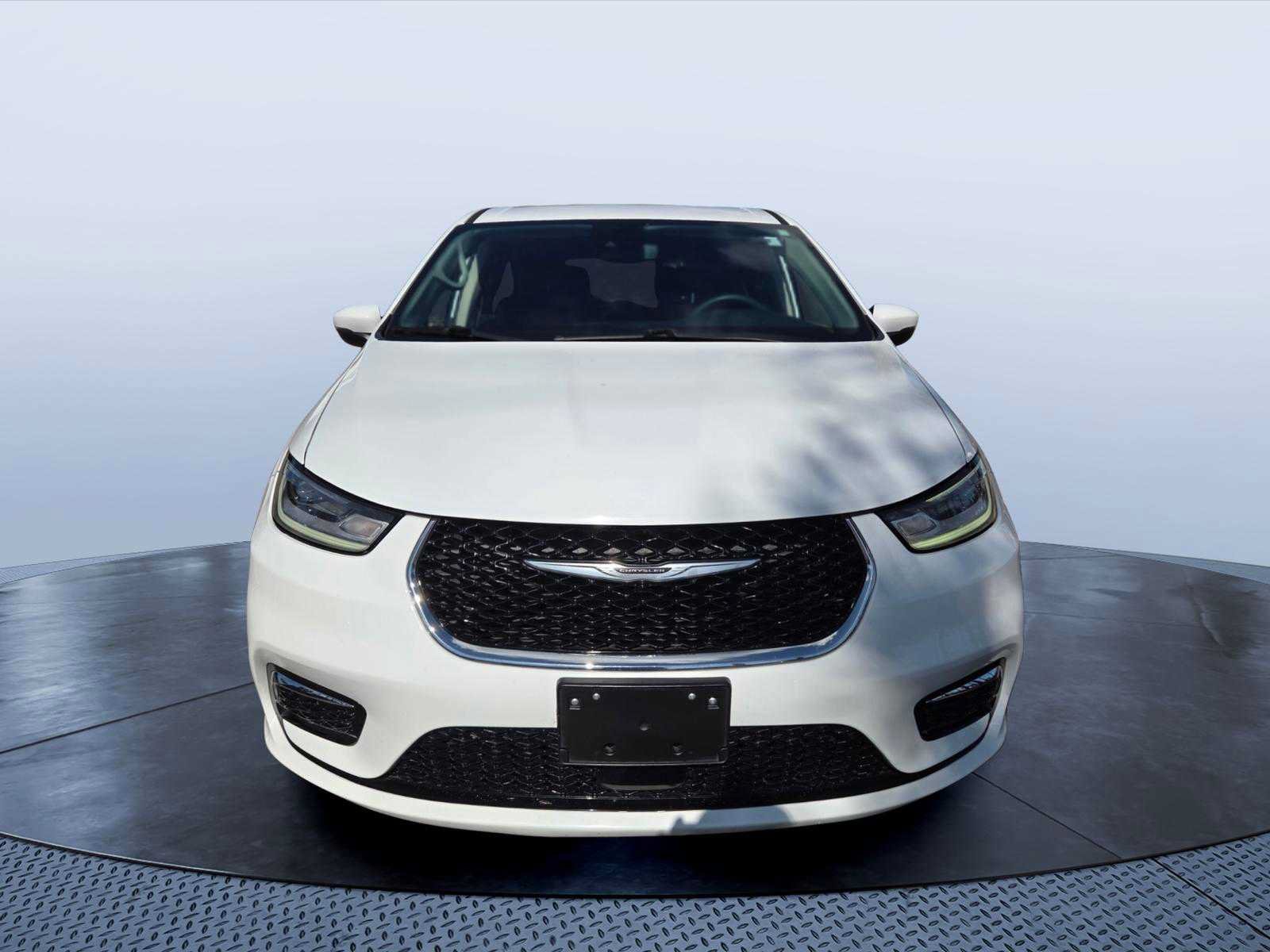 Used 2023 Chrysler Pacifica Touring-L FWD image 15