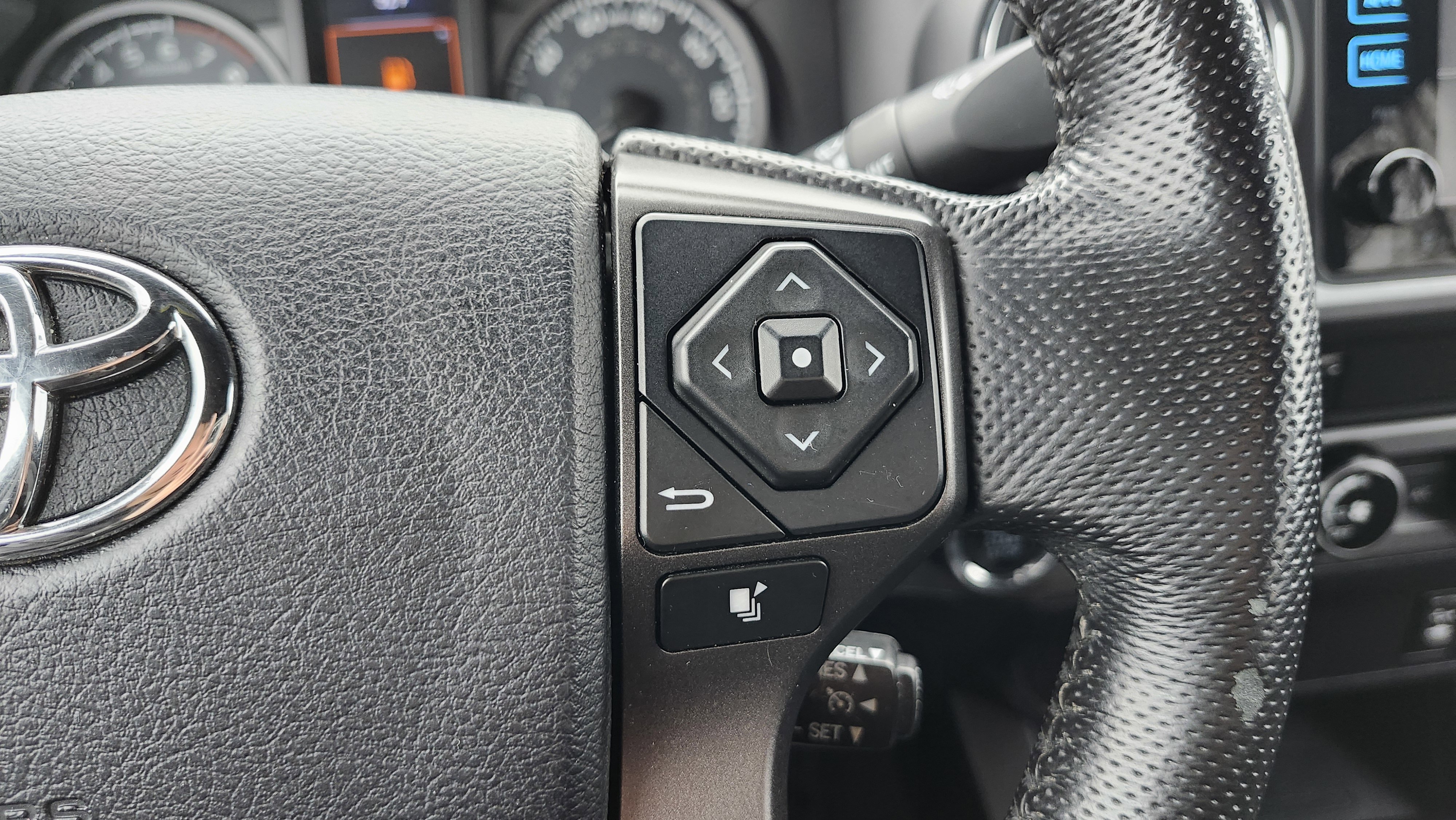 Used 2016 Toyota Tacoma TRD Sport image 31