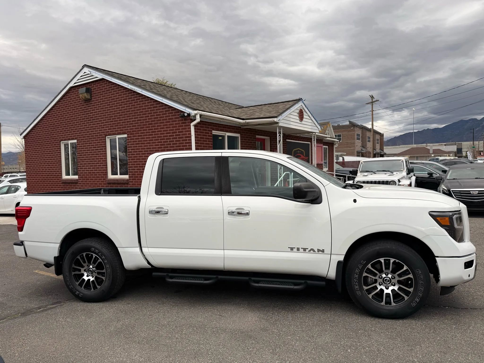 Used 2021 Nissan Titan SV w/ SV Convenience Package image 4