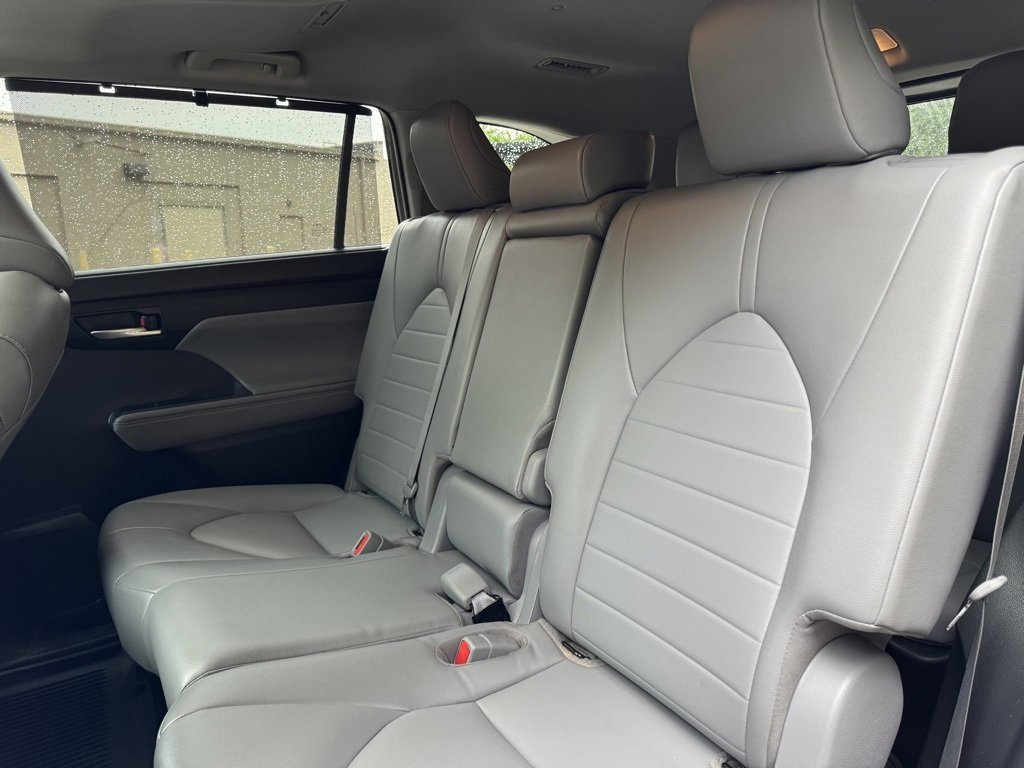 Used 2022 Toyota Highlander XLE image 23