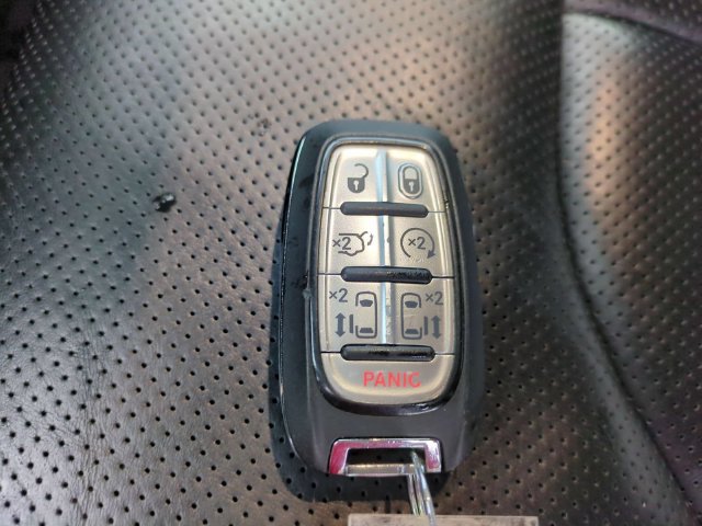 Used 2025 Chrysler Pacifica Limited FWD image 35