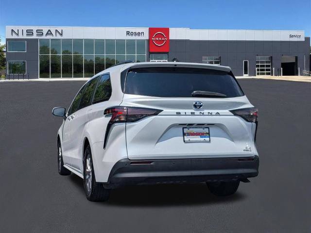 Used 2023 Toyota Sienna XLE FWD image 5