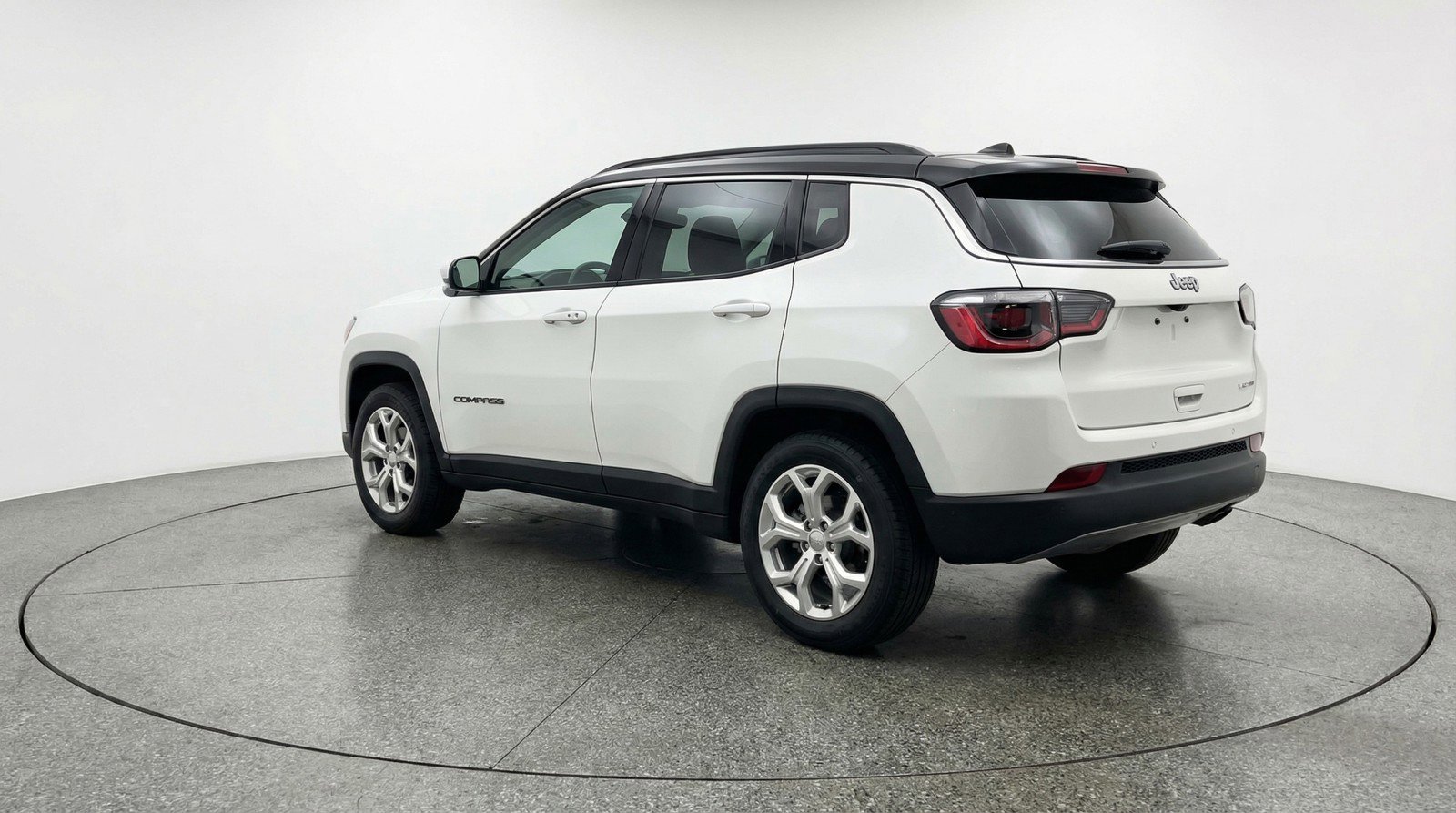 Used 2025 Jeep Compass Latitude image 5