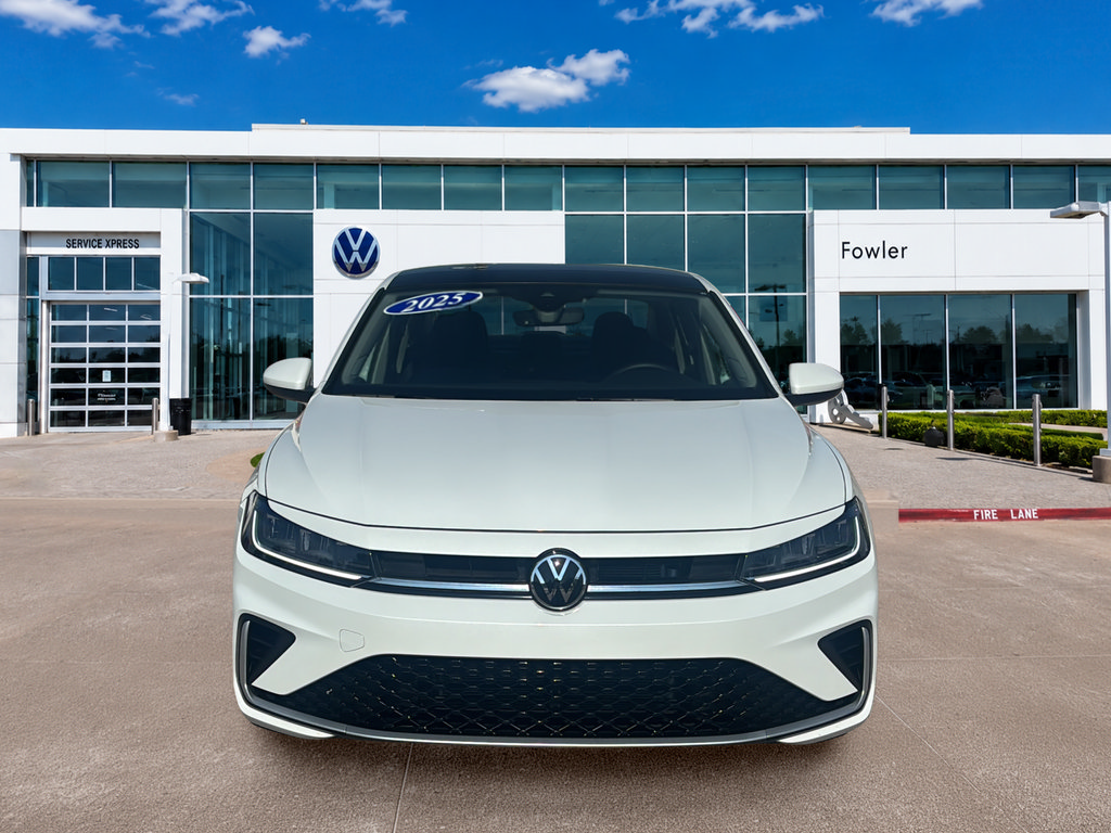 Used 2025 Volkswagen Jetta SE FWD image 2