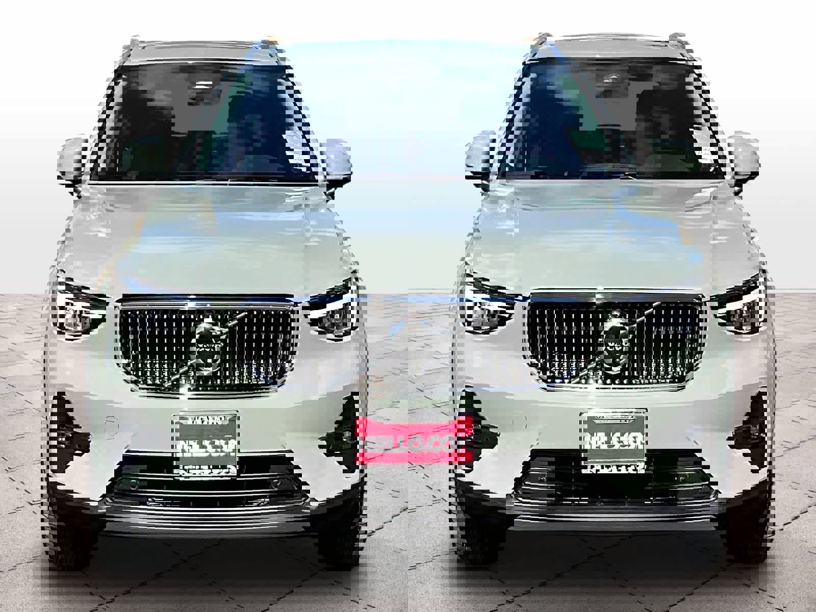 Used 2025 Volvo XC40 B5 Plus image 3