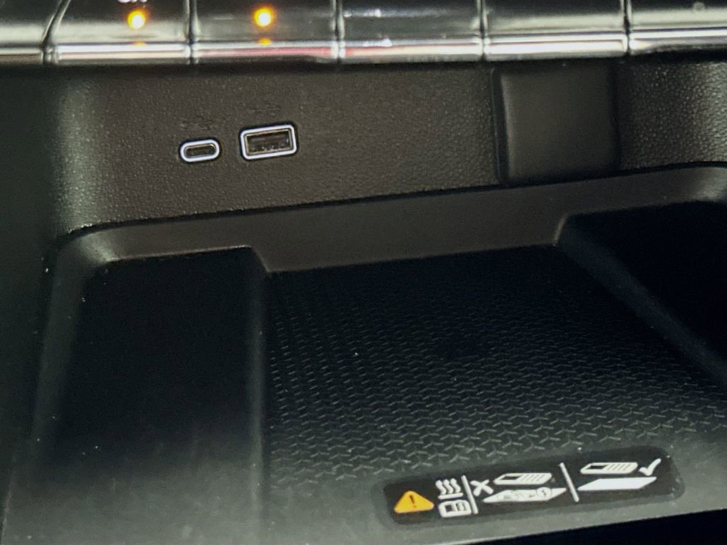 Used 2025 Chevrolet Traverse LT image 34