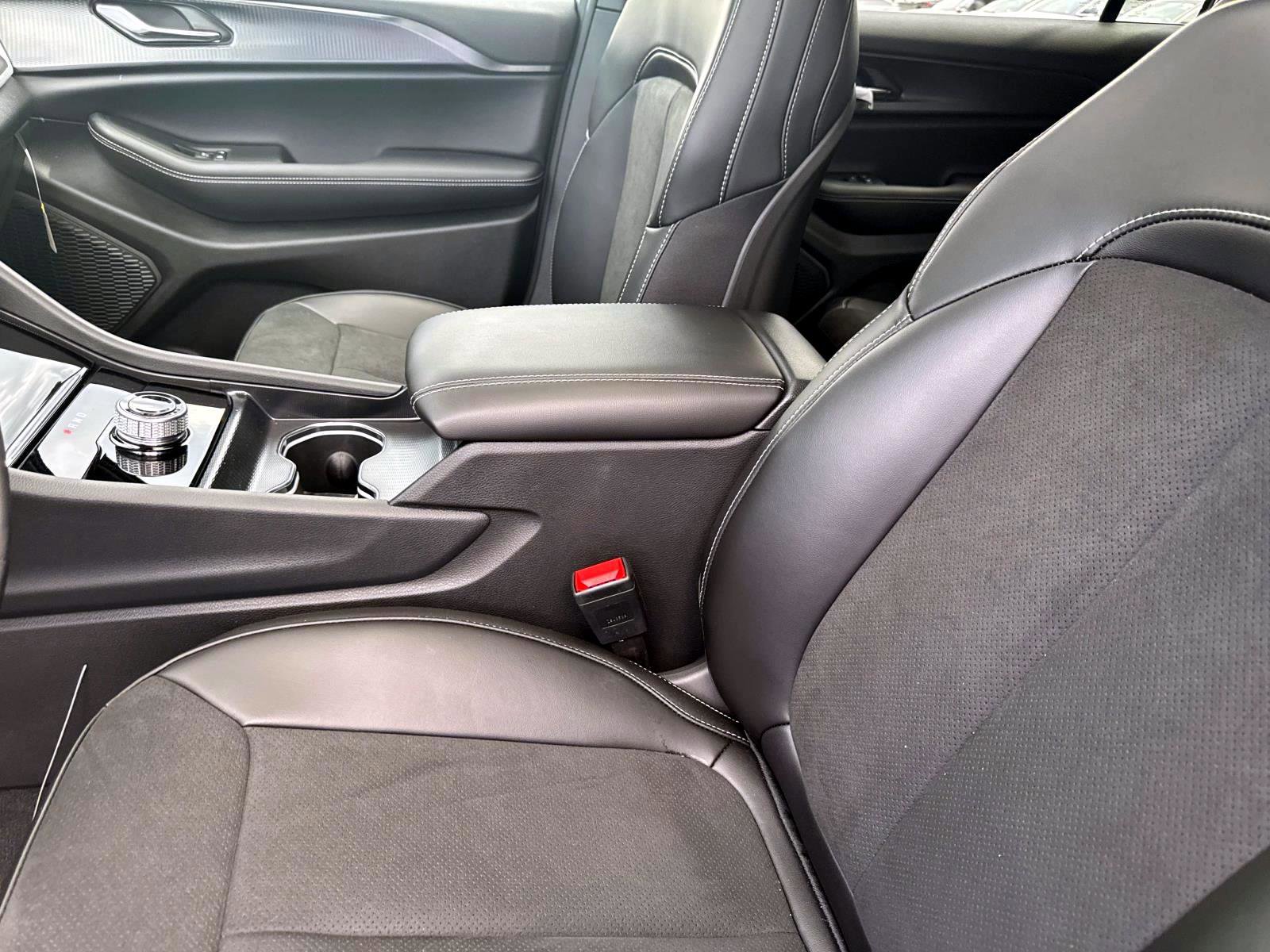 New 2025 Jeep Grand Cherokee L Altitude image 12