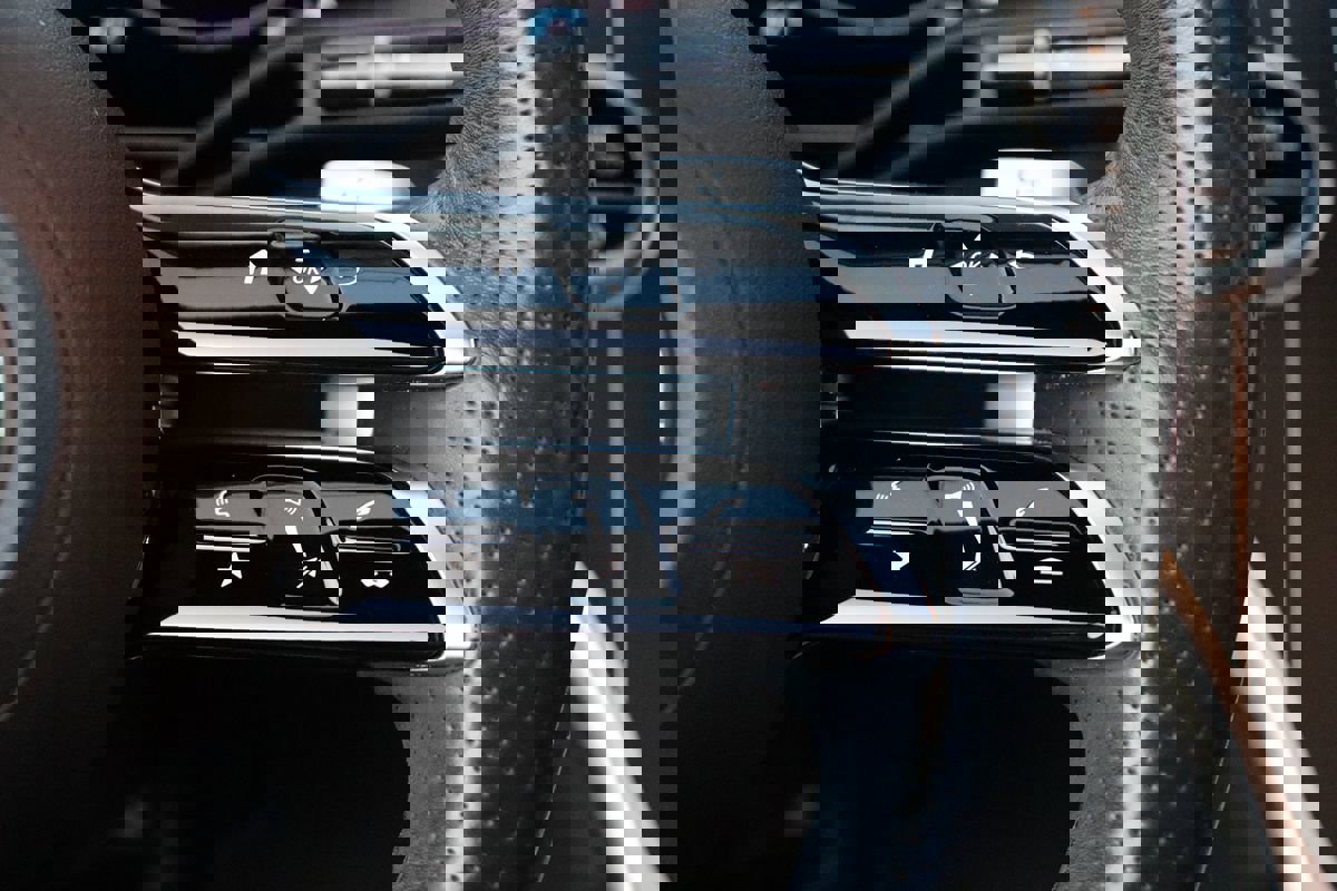 Used 2024 Mercedes-Benz GLC 300 4MATIC w/ AMG Line image 17