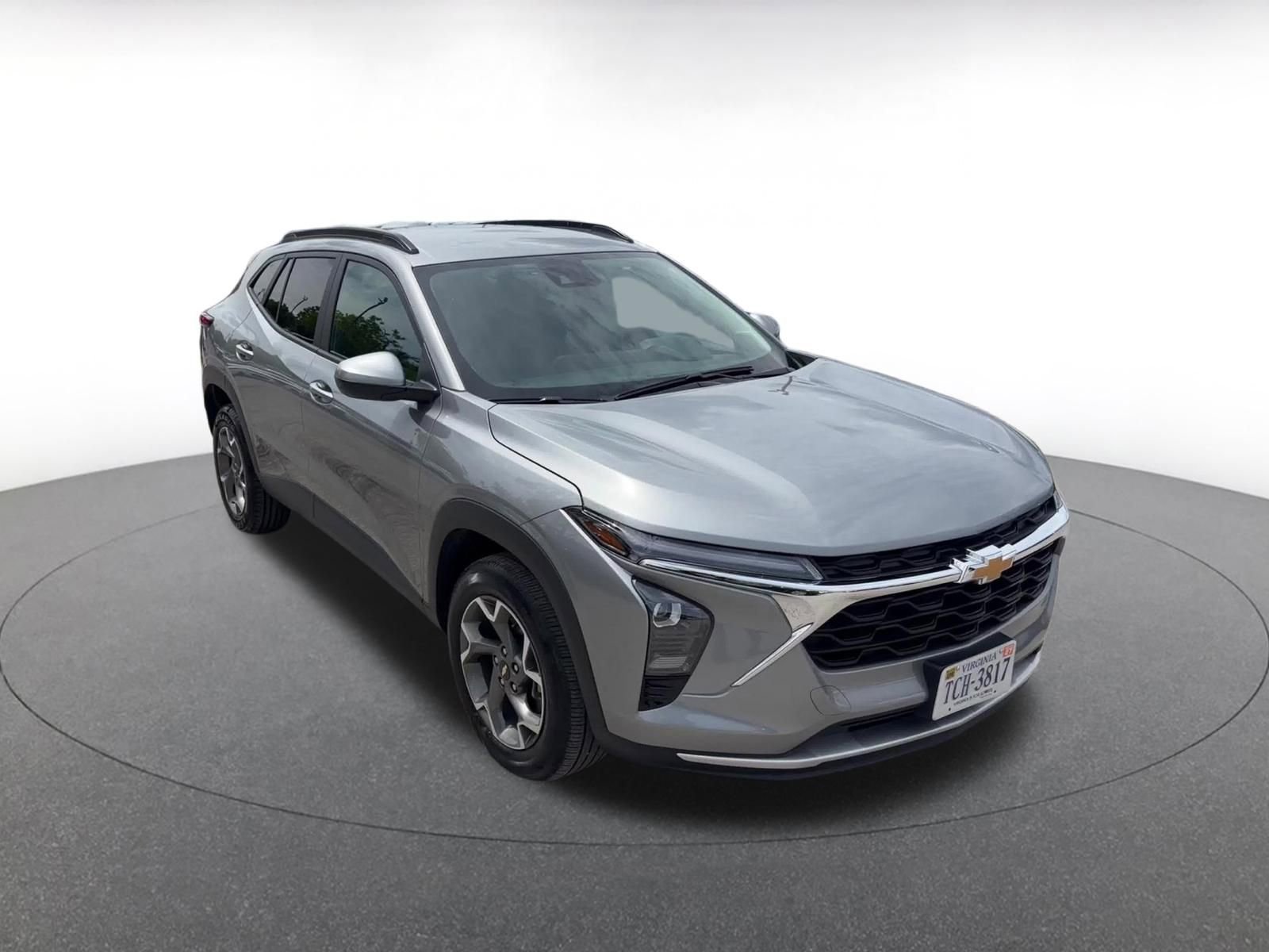 Used 2025 Chevrolet Trax LT w/ LT Convenience Package FWD image 3