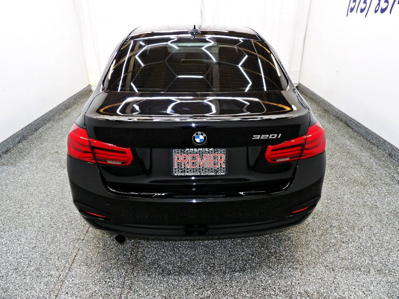 Used 2018 BMW 320i Sedan RWD image 5