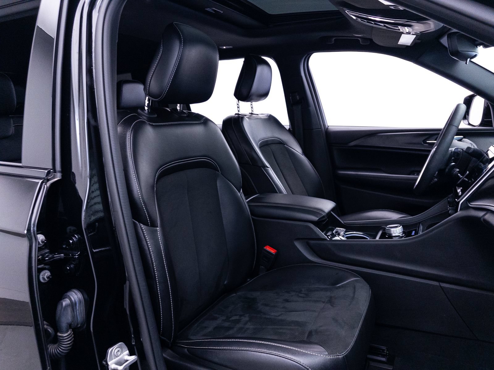 Used 2024 Jeep Grand Cherokee L Altitude RWD image 40