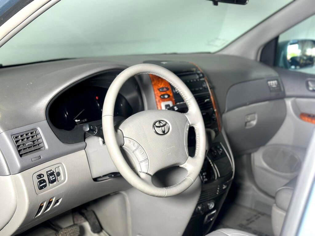 Used 2010 Toyota Sienna XLE image 29