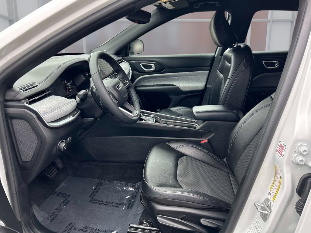 Used 2025 Jeep Compass Latitude AWD/4WD image 11